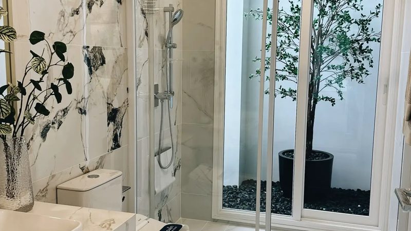选择光伏并网厂家时，首先要关注厂家的资质与实力。以下是一些关键点：